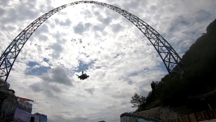 La plus haute balançoire du monde a été inaugurée en Chine